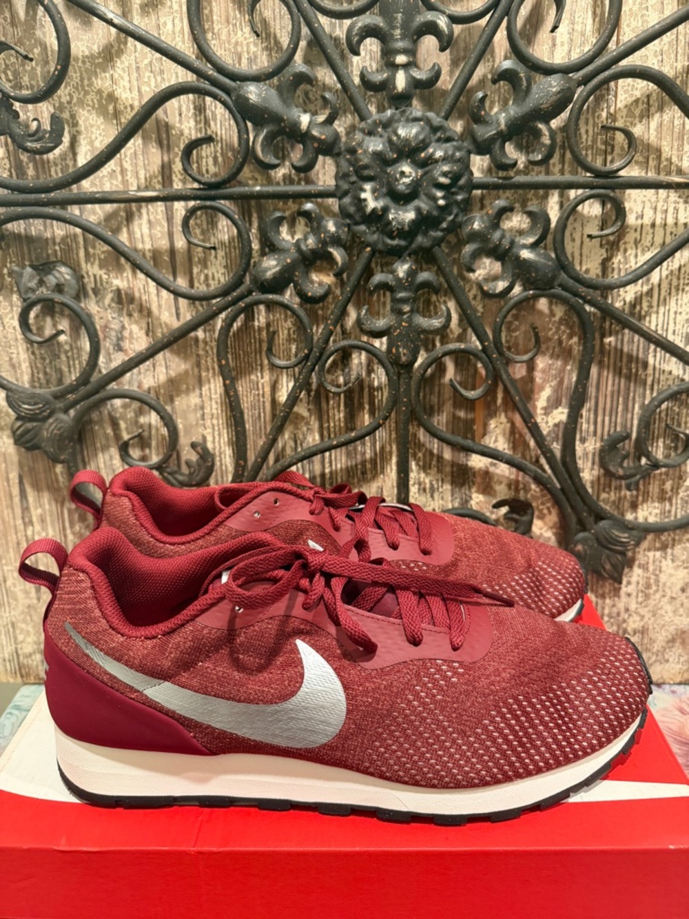 Nike MD Runner 2 Women’s Size 11.5 great condition Burgandy shoes